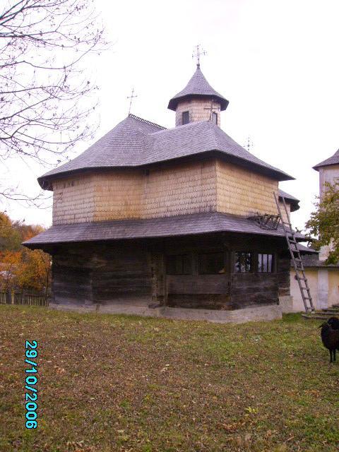 Biserica - vedere exterioară